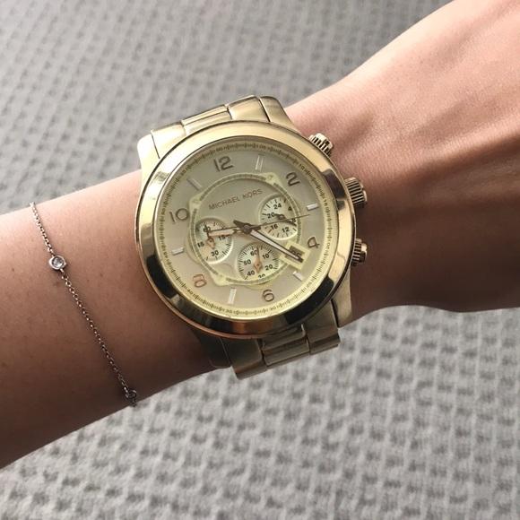 Michael Kors Runway Chronograph Champagne Dial Men's Watch MK8077 Water resistance: 100 meters / 330 feet Movement: Quartz